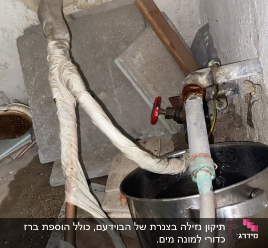 צינור מים עם ברז אדום ודליפה לתוך סיר מתכת